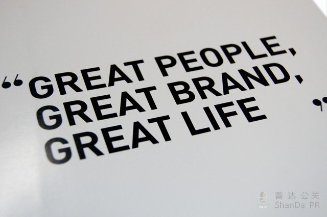 AZONA畫冊設(shè)計- 宣傳畫冊設(shè)計