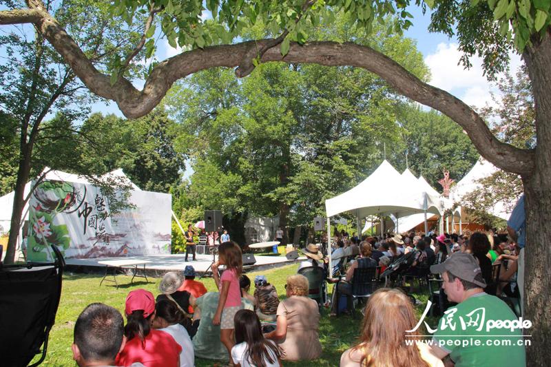 數(shù)百名當(dāng)?shù)赜^眾興致勃勃地觀看了中國(guó)周演出活動(dòng)。