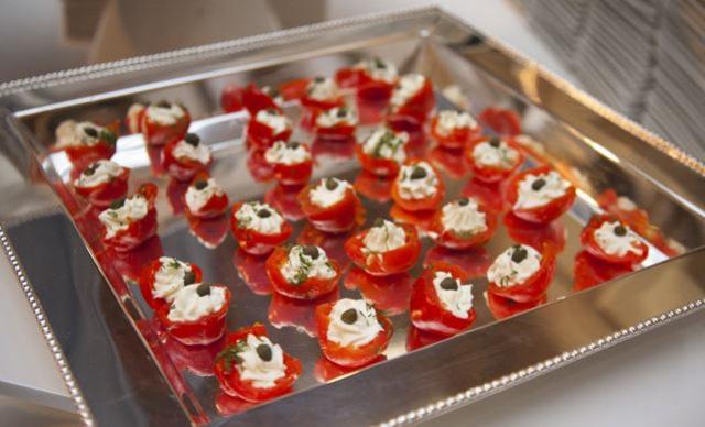 貼心服務(wù)：包括放在銀盤上櫻桃慕斯蛋糕在內(nèi)的美味點(diǎn)心，以及由幾位供應(yīng)商在舒適的休息區(qū)供應(yīng)零食，讓客人們享用.?